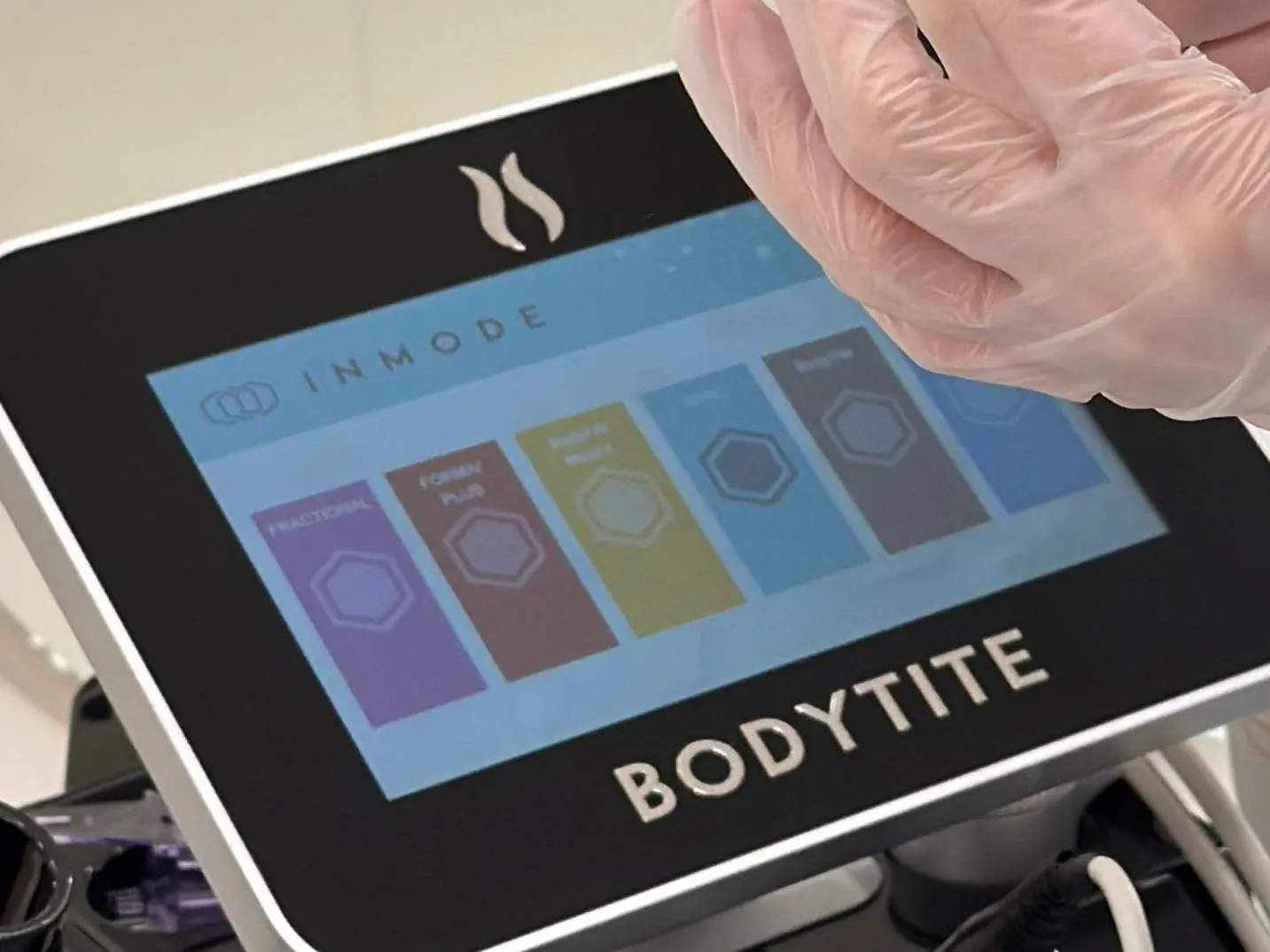 Stația InMode pe care se face BodyFX, în cabinetul clinicii